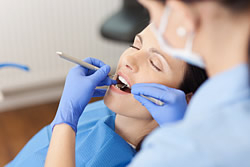 Eine Versiegelung der Zähne mit Fluor bei Zahnärztin Wojcik